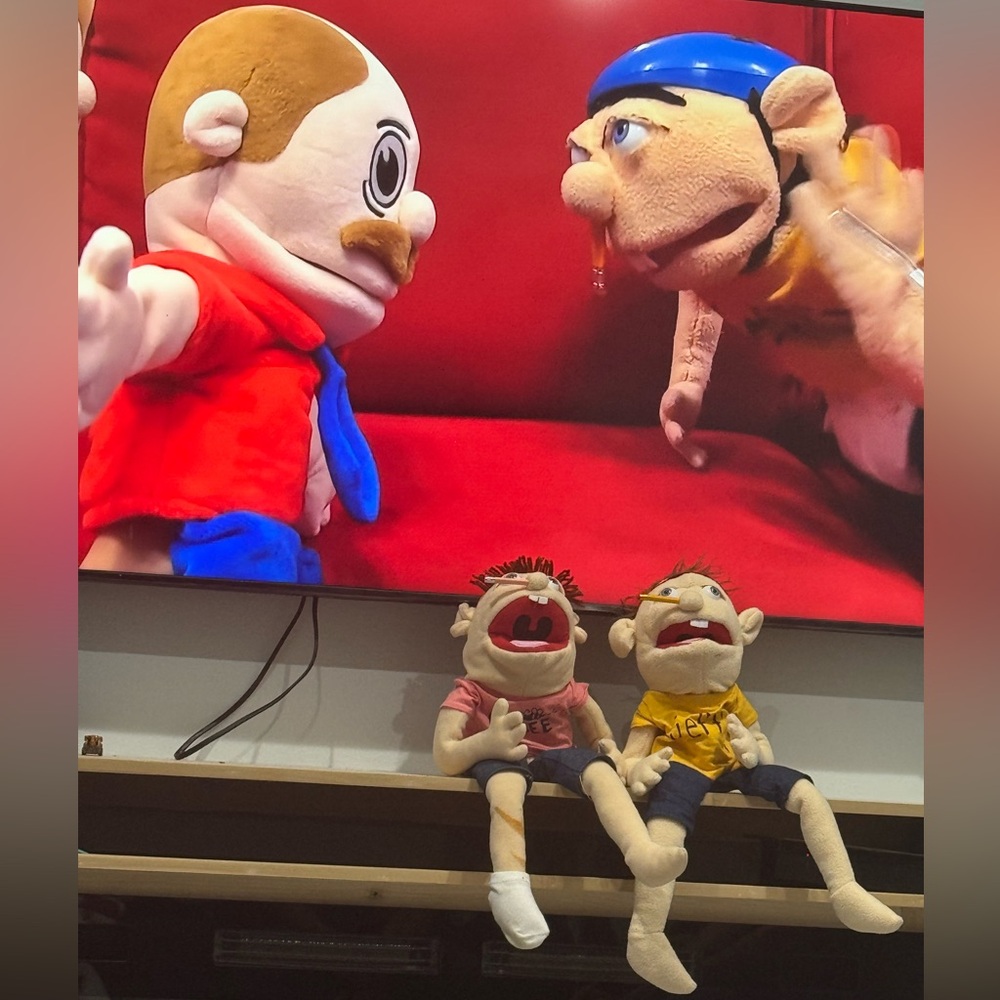 Feebee and Jeff’s Puppet Plush Set
Jeffy does not come with the cap